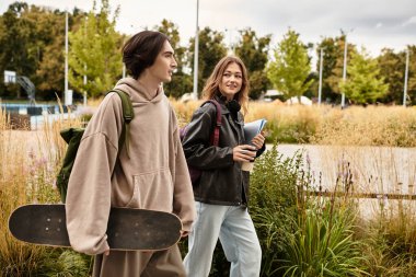 Genç bir çift parkta geziniyor, neşe ve beraberlik hissi dolu..