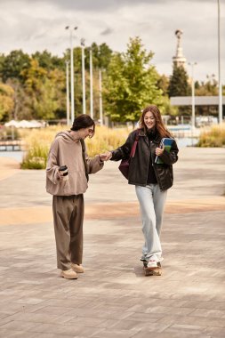 Sevgi dolu çift bebek arabaları manzaralı bir yolda, kahkahaları paylaşıyor ve doğayla iç içe geçiyor..
