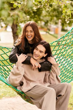 Mutlu çift, dışarıdaki parlak güneşin altında bir hamakta dinleniyor..
