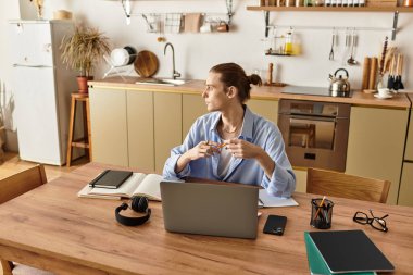 Şık bir mutfakta sıradan bir sabah. Genç bir adam dizüstü bilgisayarla çalışırken fikir üretiyor..