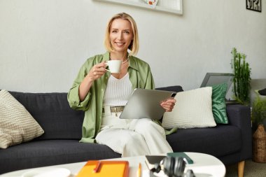 Kadınlar rahat, rahat bir evde tabletinde kahve içmekten hoşlanırlar..