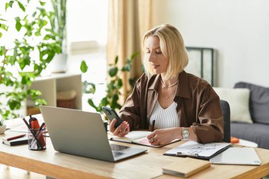 Sıcak ve davetkar bir yerde, bir kadın ahşap bir masada otururken telefonuyla meşgul olur..