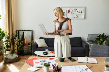 Güzel kadın evde sanatsal çalışmalarıyla meşgul, bitkiler ve renkli çizimlerle çevrili..