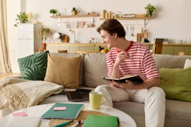 Çevresi konfor ve tarzla çevrili, modern bir dairede aktif olarak çalışan genç bir adam..