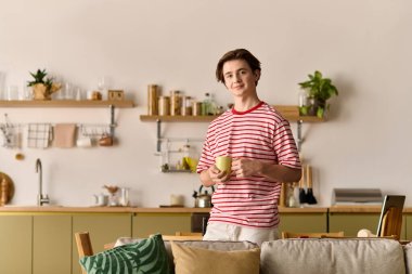 Genç bir adam sıcak içeceğinin keyfini çıkarıyor..