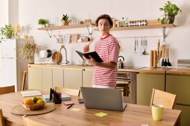 Verimli bir günün tadını çıkarırken parlak bir apartman dairesinde çevrimiçi öğrenim görüyor..