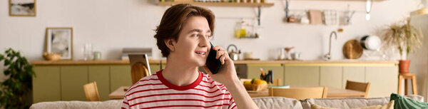 Молодой человек учится на дому, занимается онлайн обучением, сидя комфортно.