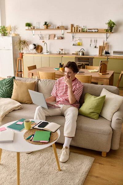 Молодой человек учится онлайн из своей уютной, стильной квартиры, ориентированной на ноутбук.