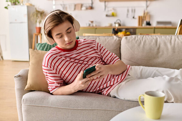 Молодой человек комфортно учится дома в стильной квартире.