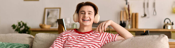 Молодой человек в современной квартире в комфортной обстановке, баннер