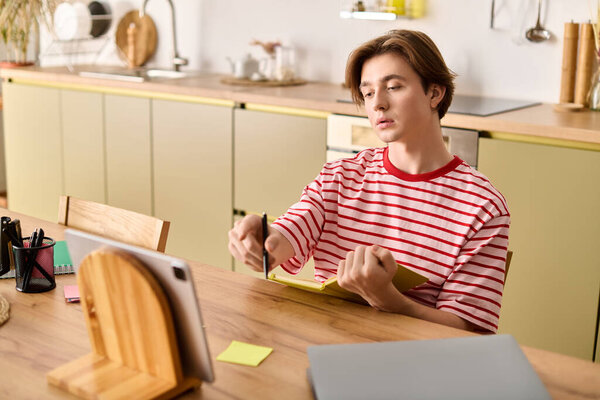 Сосредоточен на учебе в Интернете, делает заметки в своей стильной квартире.