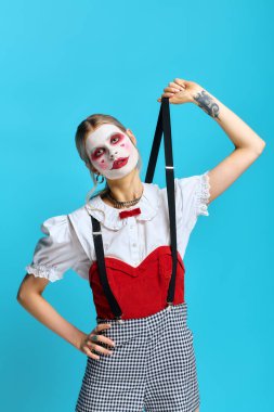 Benzersiz Cadılar Bayramı görünüşü dikkat çekici makyajlı genç bir kadın ve oyuncu bir kostüm tasarımı içeriyor..