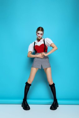 Güzel, genç bir kadın Cadılar Bayramı kostümü içinde ürkütücü eğlenceye hazır bir şekilde poz veriyor..