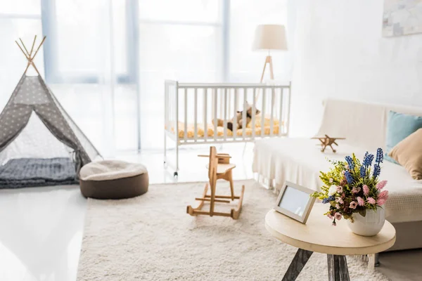 Design de interiores moderno da sala de enfermagem com berço e bebê wigwam — Fotografia de Stock