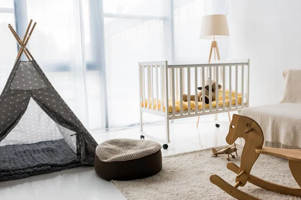 Design intérieur moderne de chambre de pépinière avec chaise de sac de haricot — Photo de stock