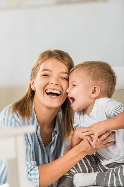 Glückliche Mutter hat viel Spaß mit fröhlichem Sohn — Stockfoto