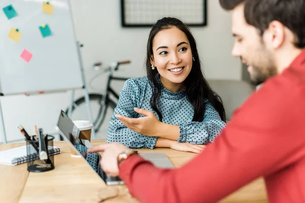 Asiatico businesswoman e businessman seduta a tavola e utilizzando laptop in ufficio — Foto stock