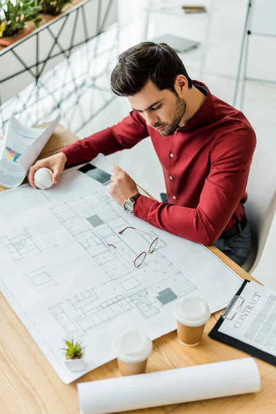 Bonito arquiteto masculino sentado e trabalhando no projeto no escritório — Fotografia de Stock