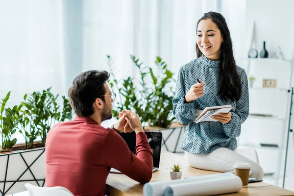 Femme asiatique architecte travaillant sur projet avec collègue au bureau — Photo de stock