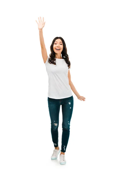 Pleine longueur vue de heureux brunette fille agitant la main isolé sur blanc — Photo de stock