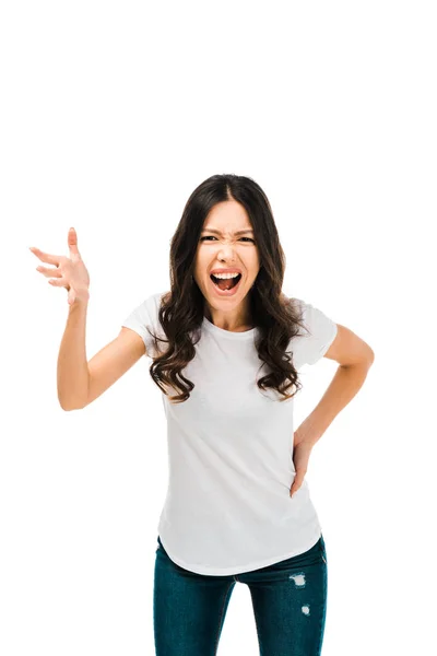 Irritato giovane donna gesticolando con mano e urlando isolato su bianco — Foto stock