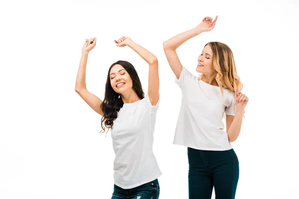 Meninas felizes bonitas em t-shirts brancas dançando isolado no branco — Fotografia de Stock