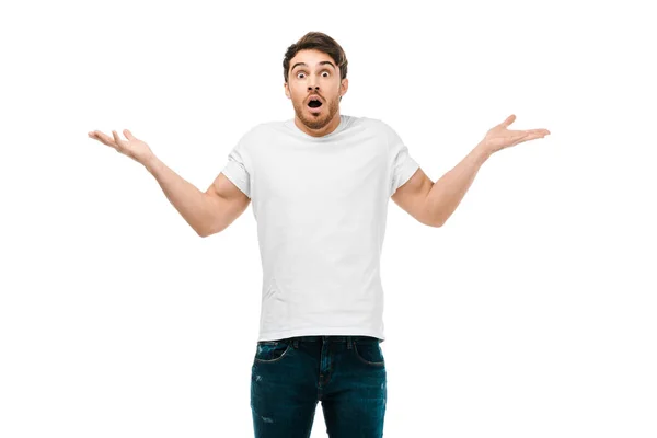 Choqué jeune homme debout avec la bouche ouverte et regardant la caméra isolée sur blanc — Photo de stock