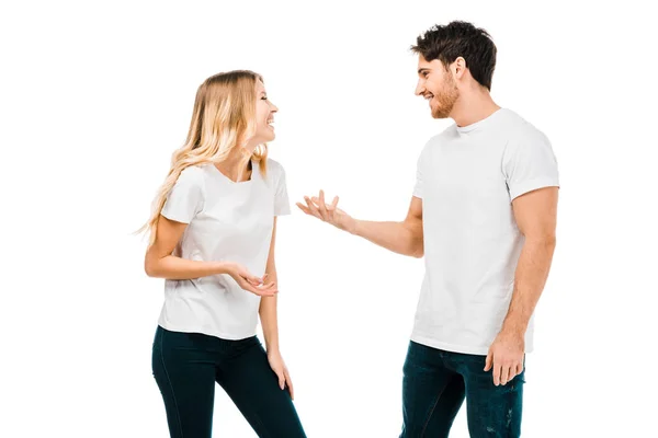 Glückliches junges Paar spricht und gestikuliert mit auf Weiß isolierten Händen — Stockfoto