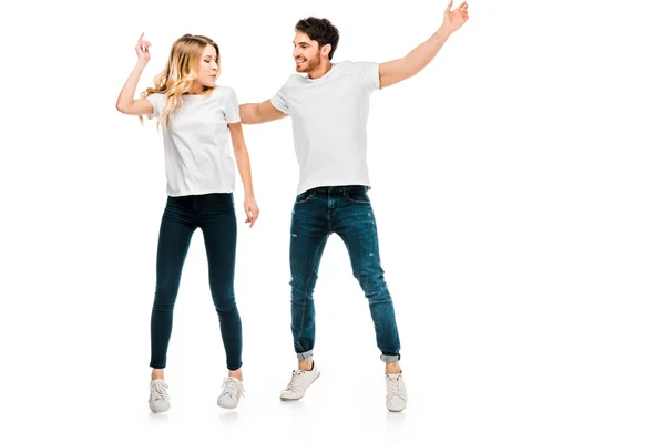 Feliz jovem casal pulando e dançando isolado no branco — Fotografia de Stock