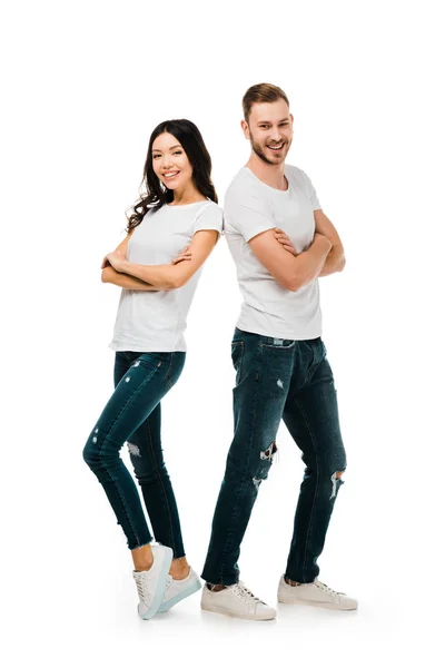 Heureux jeune couple debout avec les bras croisés et souriant à la caméra isolé sur blanc — Photo de stock