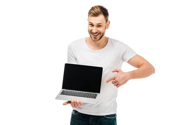 Щасливий молодий чоловік вказує пальцем на ноутбук з порожнім екраном ізольовано на білому — стокове фото