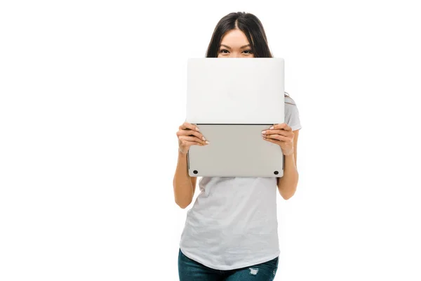 Giovane donna bruna che tiene il computer portatile e guarda la fotocamera isolata sul bianco — Foto stock