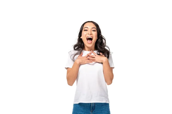 Emocionado mujer asiática en camiseta blanca cogida de la mano en el pecho aislado en blanco - foto de stock