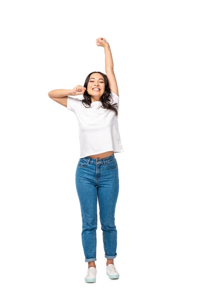 Sorridente asiatico giovane donna in piedi con mano tesa isolato su bianco — Foto stock