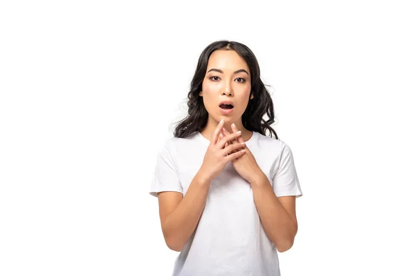 Preoccupato asiatico donna in bianco t-shirt tenendo le mani vicino faccia isolato su bianco — Foto stock