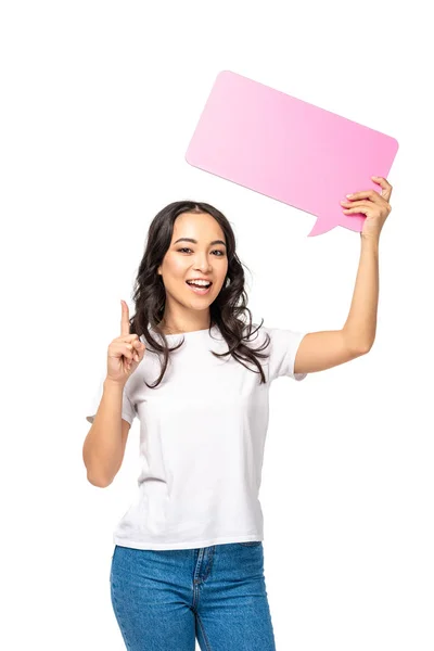 Lächelnde Asiatin in weißem T-Shirt und blauer Jeans mit Sprechblase und Zeigefinger auf weißem Hintergrund — Stockfoto