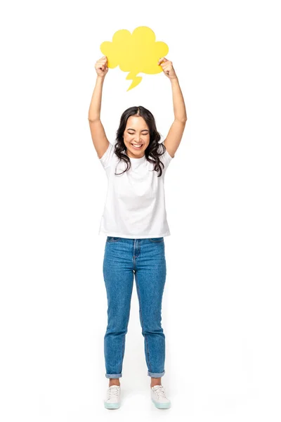 Sorrindo asiático menina em branco t-shirt e azul jeans segurando vazio pensamento bolha acima da cabeça isolado no branco — Fotografia de Stock