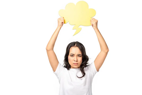 Ofendido asiático mulher no branco t-shirt segurando pensamento bolha isolado no branco — Fotografia de Stock