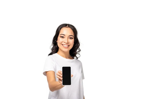 Sourire jeune fille asiatique montrant smartphone avec écran vide isolé sur blanc — Photo de stock