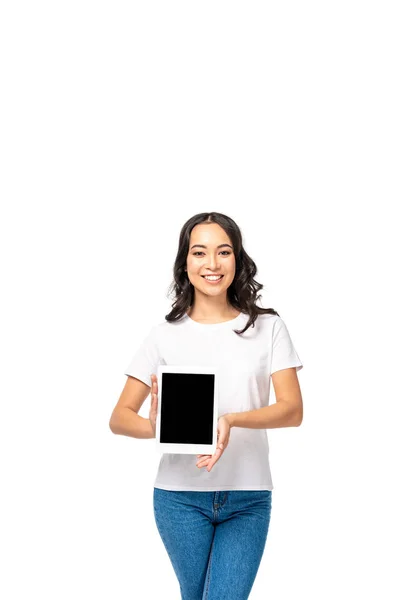 Улыбающаяся азиатка держит цифровой планшет с чистым экраном, изолированным на белом — стоковое фото