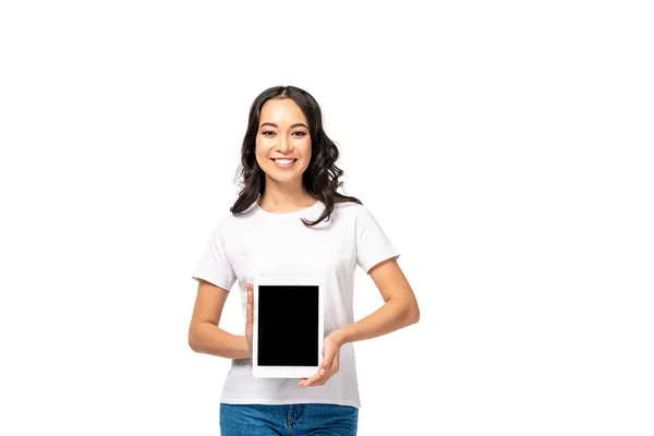 Bonita mujer asiática sosteniendo tableta digital con pantalla en blanco aislado en blanco - foto de stock