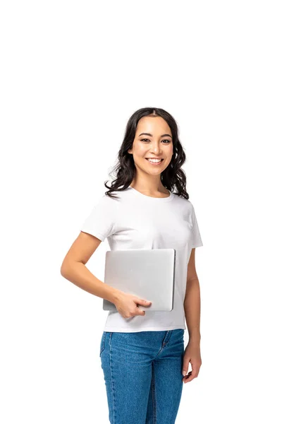 Sorrindo jovem asiático mulher em branco t-shirt e azul jeans segurando laptop isolado no branco — Fotografia de Stock