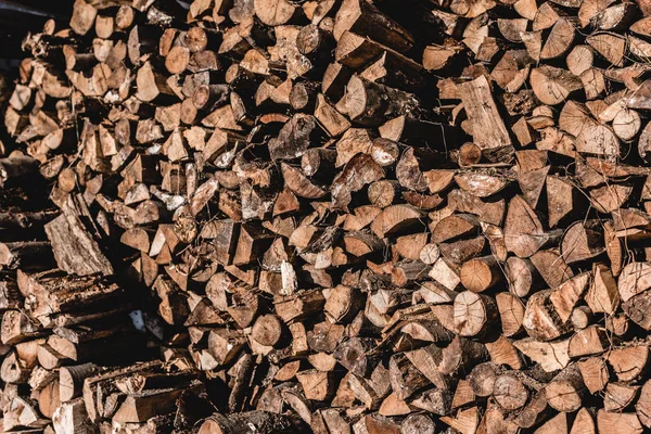 Pile de bois de chauffage brun coupé au soleil jour — Photo de stock