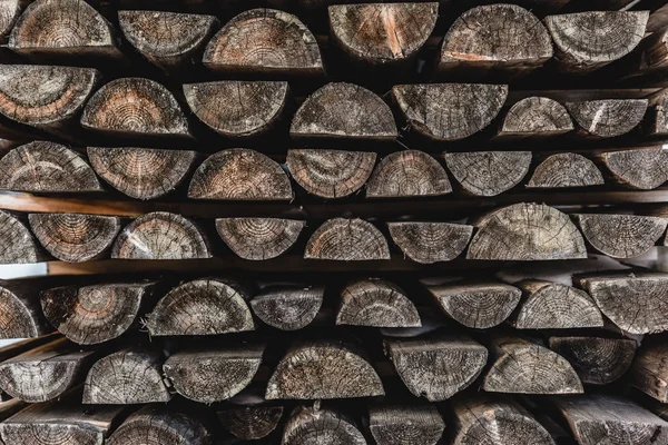 Strukturierter Hintergrund mit braunen Holzstämmen im Stapel — Stockfoto