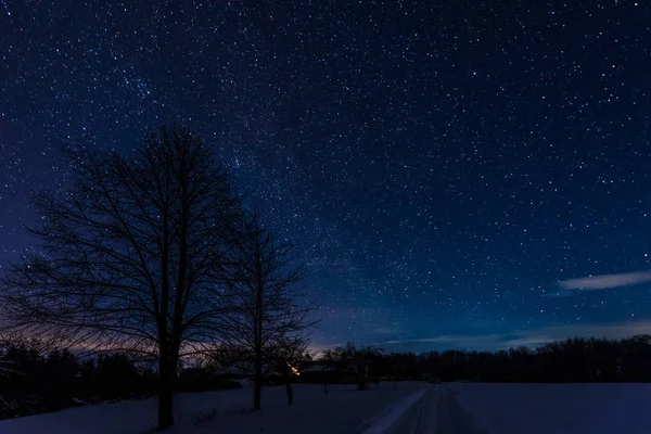 Ciel sombre plein d'étoiles brillantes dans les montagnes carpates en hiver la nuit — Stock Photo