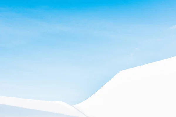 Cielo azul claro con picos de montañas de Cárpatos cubiertas de nieve - foto de stock