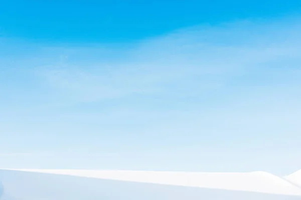 Ясное голубое небо в карпатских горах, покрытых снегом — стоковое фото