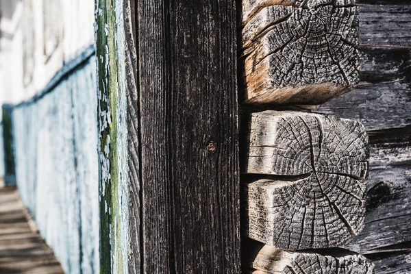 Gros plan de maison en bois vieilli texturé brun — Photo de stock