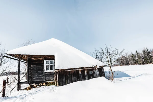 Velha casa de madeira com neve no inverno montanhas dos Cárpatos — Fotografia de Stock