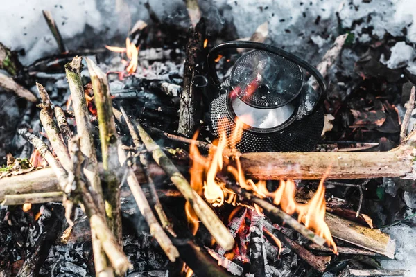 Draufsicht auf Wasserkocher am Lagerfeuer im Winterwald — Stockfoto